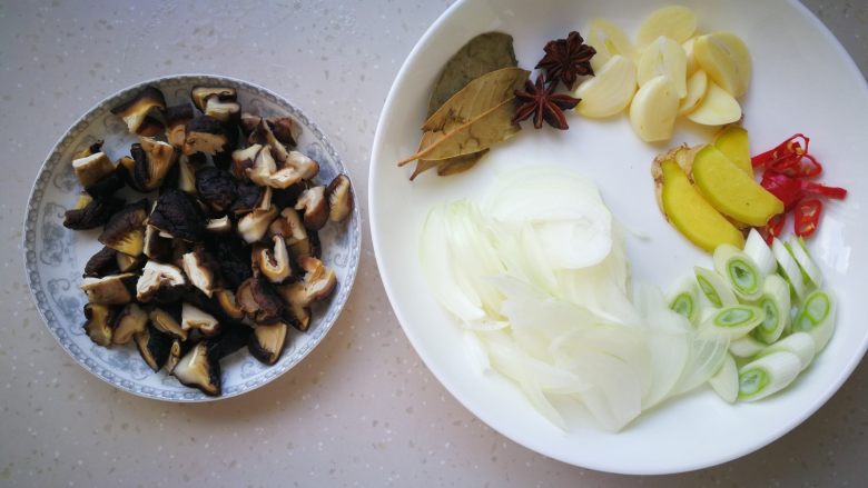 台式卤肉饭,将辅料都切好，香菇泡发好后切丁。