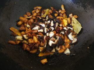 台式卤肉饭,放入香菇丁，炒出香味来。