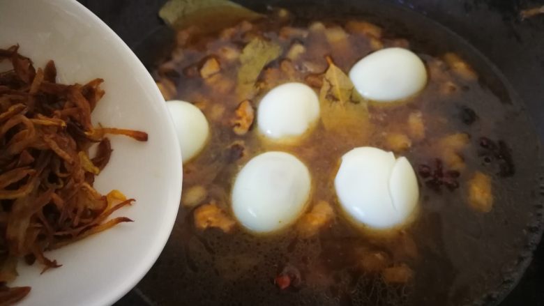 台式卤肉饭,放入鸡蛋和刚刚煸炒的葱油丝。