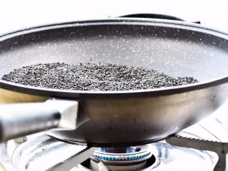 黑芝麻麦芽糖,黑芝麻放入锅内小火炒熟。也可以烤箱内100度烤1-2小时。