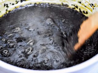 黑芝麻麦芽糖,继续搅拌，一直煮到锅内水分没有，浓稠。