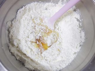 广式莲蓉蛋黄、豆沙蛋黄月饼制作方法,高筋粉和低筋粉提前混合过筛，先加入三分之一的面粉到液体中，混合均匀再加入剩余的面粉，拌匀即可，不需要过度搓揉以免出筋