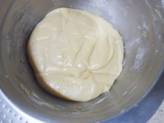 广式莲蓉蛋黄、豆沙蛋黄月饼制作方法,盖保鲜膜至少冷藏3小时，3天内用完，越到后面用月饼皮上色越深