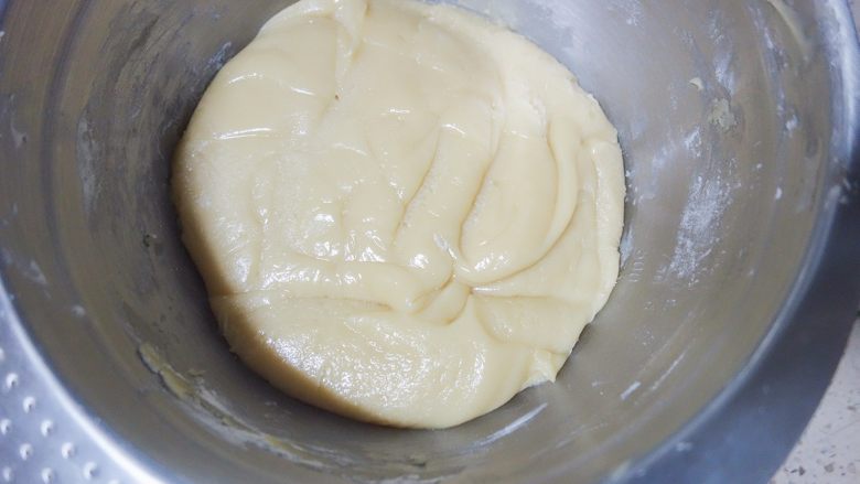 广式莲蓉蛋黄、豆沙蛋黄月饼制作方法,盖保鲜膜至少冷藏3小时，3天内用完，越到后面用月饼皮上色越深