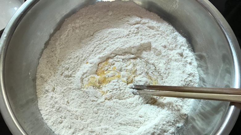 奶香石头小面包,加入蛋液搅匀。