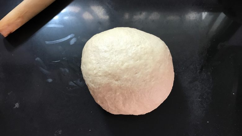 奶香石头小面包,揉成软硬合适的面团。