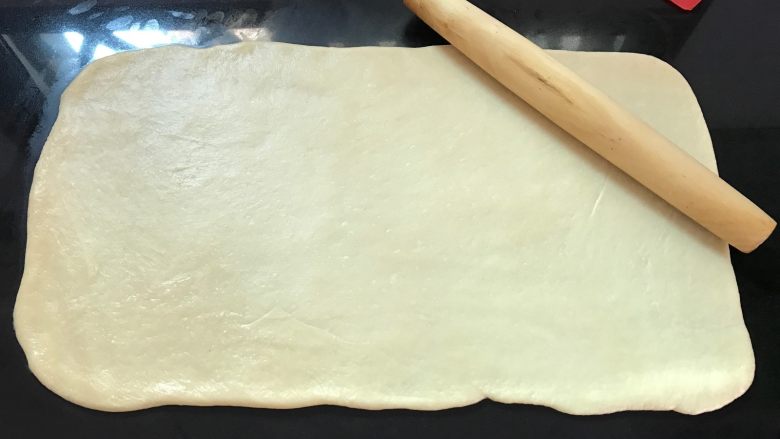 奶香石头小面包,分别擀成长方形的面片。