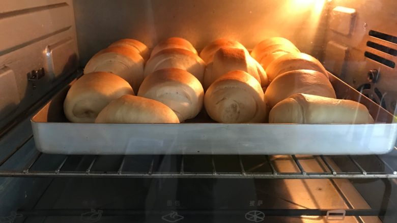 奶香石头小面包,发酵结束后放入预热好的烤箱，上下火，中层，180度，20分钟左右。
