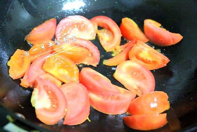 茄汁双花 宝宝辅食，西兰花+花菜+西红柿,番茄去皮切成小丁。烧热油锅，入番茄丁煸炒。