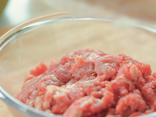牛肉汉堡,牛肉剁成泥，加入一小勺黑胡椒