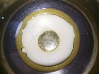 抹茶戚风,将玉米油和牛奶倒在一个干净无水的盆里。