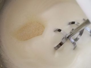 抹茶戚风,当蛋白出现明显纹路时加入第三次的白糖，继续低速打发。