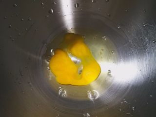 奶香法棍型面包,将一个鸡蛋磕入厨师机中