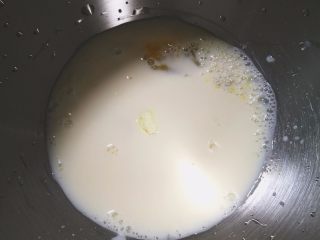 奶香法棍型面包,加入牛奶和奶粉，盐和糖不要放一起