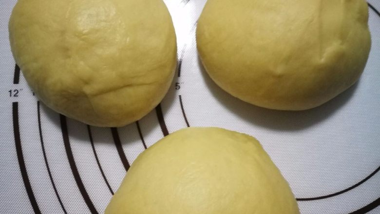 奶香法棍型面包,将面团平均分成三份