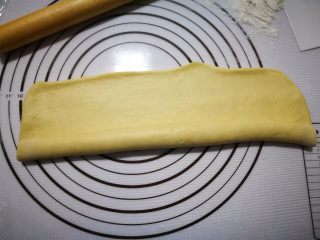 奶香法棍型面包,从下往上把面团卷起来
