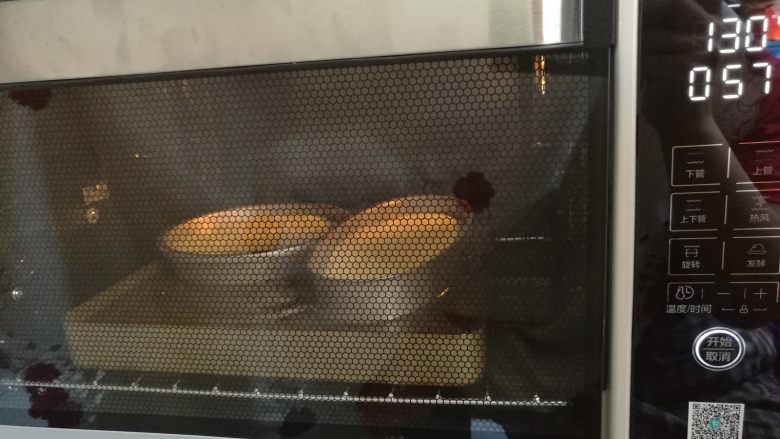 轻乳酪蛋糕,入提前预热好的烤箱，上下火130度烘烤60分钟，转140度烘烤15分钟即可。（温度和时间根据自家烤箱适当调整）