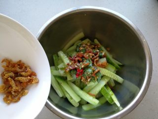 海米拌黄瓜,将调好的料汁倒入到黄瓜中，加入泡好的海米，翻拌均匀即可食用。