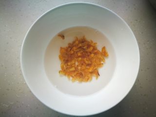 海米拌黄瓜,海米提前泡好。