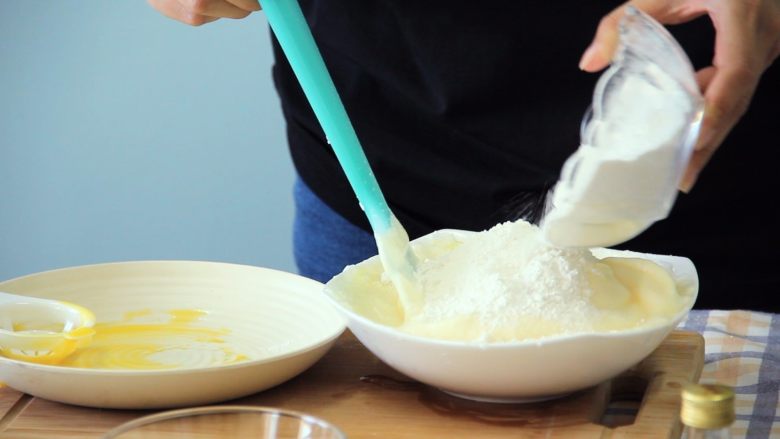 烘焙 |手把手教你制作纸杯蛋糕,倒入120g面粉