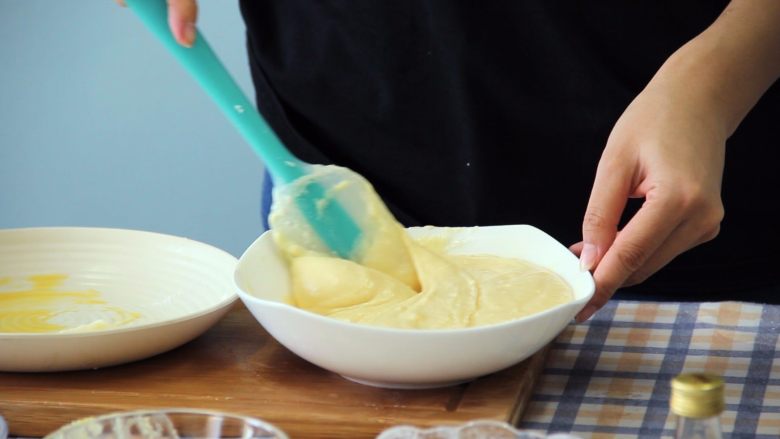 烘焙 |手把手教你制作纸杯蛋糕,搅拌均匀后装入裱花袋中