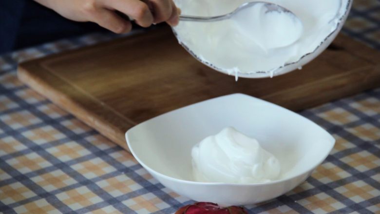 烘焙 |手把手教你制作纸杯蛋糕,将打好的奶油分成两部分