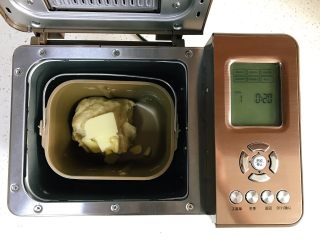 可可双色面包（面包机版）,10分钟和面结束，放入黄油，再次启动和面20分钟。