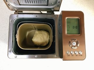 可可双色面包（面包机版）,和面还剩10分钟的时间，面包机按暂停，取出面团，分成2份，分别重约313克和308克。