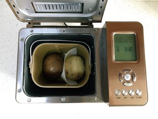可可双色面包（面包机版）,将和好的面团整理成圆，放入面包机内进行基础发酵，面团之间用油纸分开，发酵时间为30分钟。