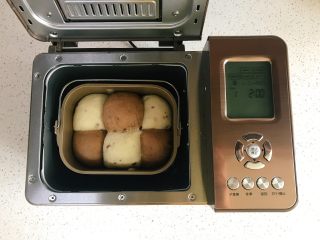 可可双色面包（面包机版）,发至8分满时，选择烘烤，时间为30分钟。