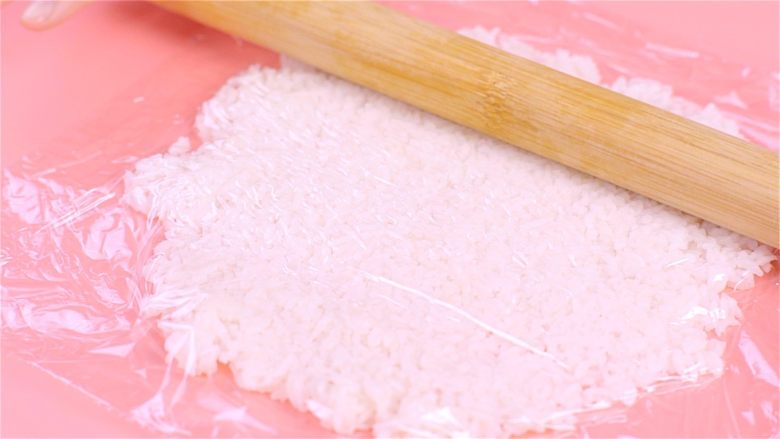 剩米饭秒变香脆仙贝,用擀面杖将米饭擀平，碾压出粘性