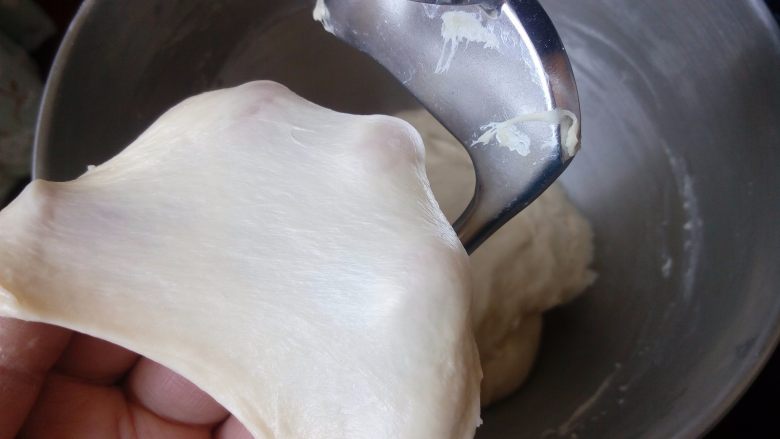 椰蓉花环面包,启动揉面程序，揉至可以拉出大片厚膜状态。