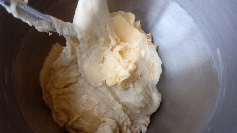 椰蓉花环面包,加入黄油继续揉至扩展阶段。 