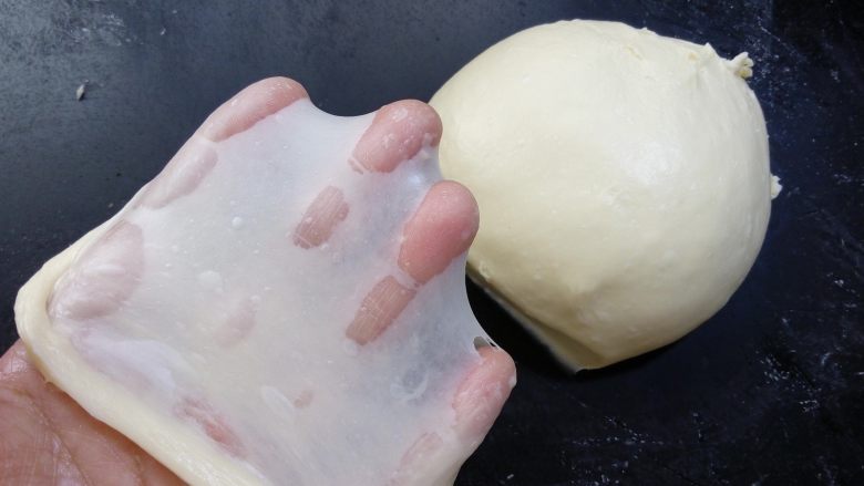 椰蓉花环面包,这时可以拉出较为结实的半透明薄膜。