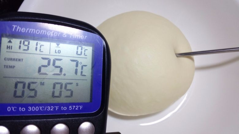 椰蓉花环面包,揉好的面团盖保鲜膜放在温暖处进行基础发酵。