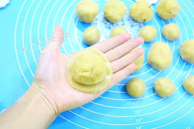 莲蓉蛋黄月饼 宝宝辅食，转化糖浆+枧水,饼皮包裹莲蓉。