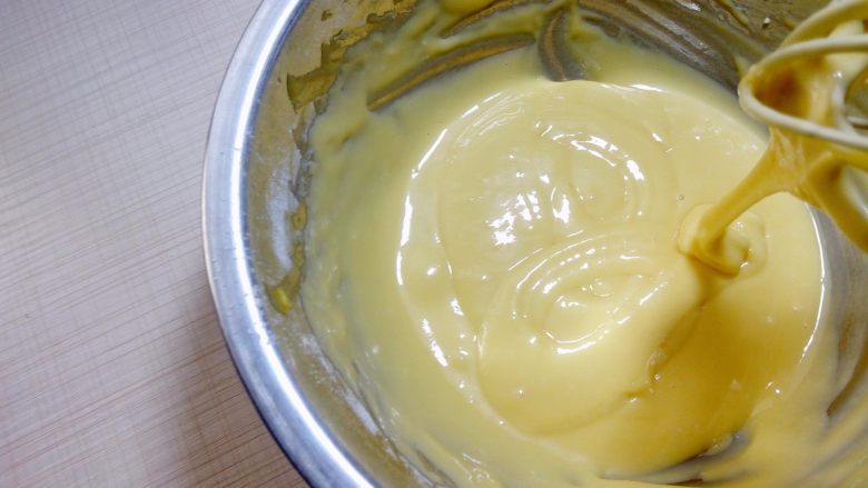 小四卷(后蛋法）,用蛋抽搅拌均匀后，用刮刀以翻拌手法混合至细腻顺滑的状态，这样蛋黄糊就好了。