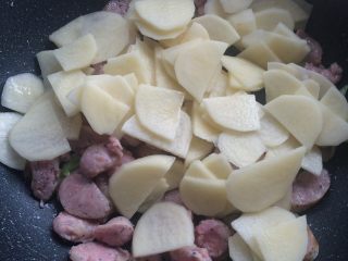 香肠土豆片,香肠变色后加入土豆片翻炒。