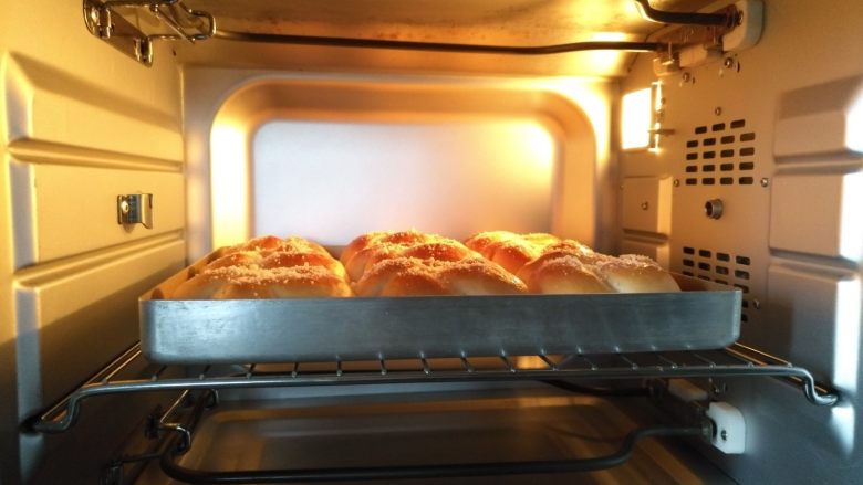 花环面包,放入预热好的烤箱中下层上下火160度，烘烤20分钟