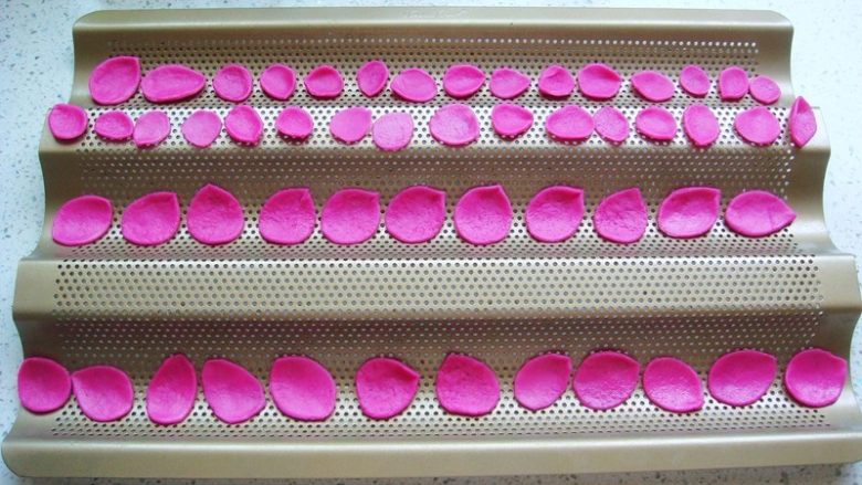 出水芙蓉饼干,摆入模具中。（图中使用的是法棍模具，利用弧度烤出的花瓣更漂亮，也可用其他类似模具代替。）