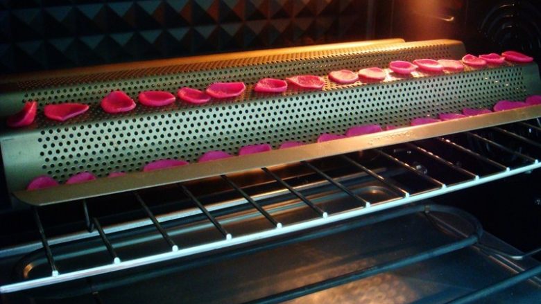 出水芙蓉饼干,烤箱提前预热，上170度，下165度，放中层，烤10分钟。烤好后晾凉备用。
