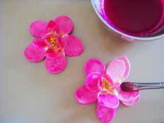 出水芙蓉饼干,剩余的红火龙果汁，用小刷子在花瓣上薄薄的刷一层。（小号花瓣组合就是含苞待放的小荷花。）