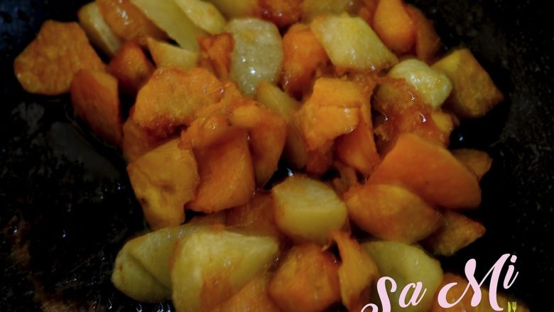   拔丝土豆红薯的做法 拔丝土豆红薯,迅速下入炸好的土豆块和红薯块翻炒均匀