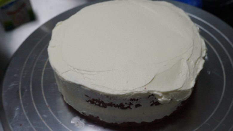 红丝绒奶油奶酪蛋糕,放上第二层，再取部分奶油奶酪霜用抹刀涂抹均匀
