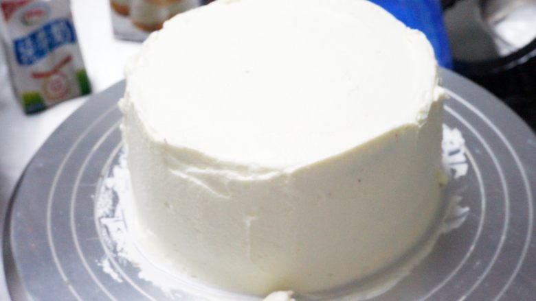 红丝绒奶油奶酪蛋糕,涂抹蛋糕侧面奶油，补充侧面的奶油厚度，并整理多余的奶油。