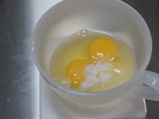 蓝莓布丁派,取一个小碗加入两个鸡蛋，和布丁用的细砂糖20g