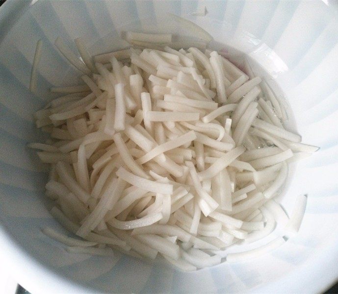 韩式萝卜条,腌制1天、盆中已溢出许多盐水