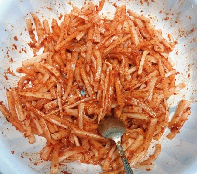 韩式萝卜条,用勺子搅拌均匀
