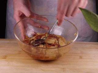这样做的南瓜饼，才是最好吃的！,将所有食材拌匀后腌制备用，腌制个10分钟左右就可以了。