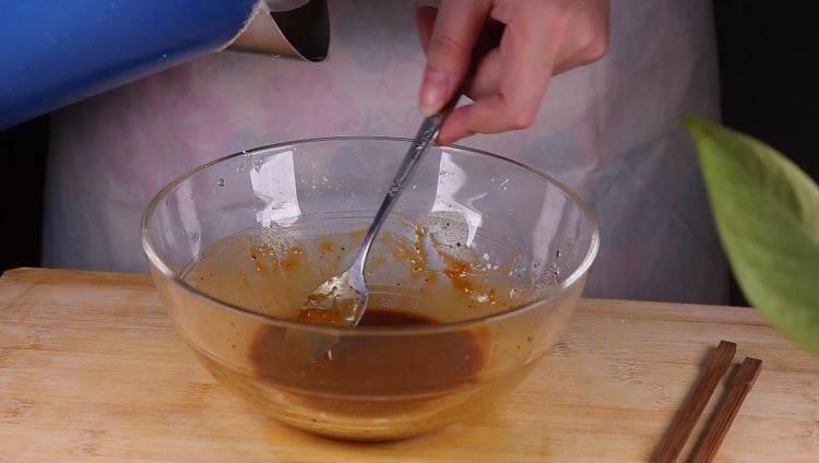这样做的南瓜饼，才是最好吃的！,接着我们来调一个酱汁，一小勺的耗油、一小勺的盐、2勺的生抽，一小勺的黑胡椒粉，2勺的淀粉，最后加入少许的清水一同拌匀。锅烧热后将调好的酱汁下